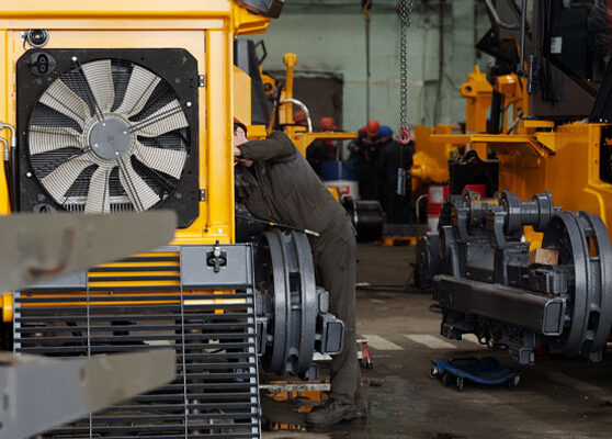 What Is the Best Hydraulic Oil for Continuous Operation Machines?