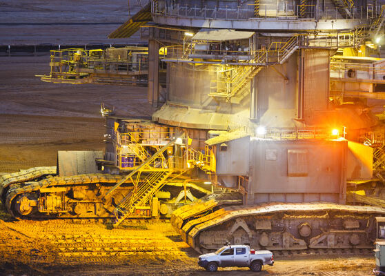 How to Choose the Right Industrial Lubricant for Heavy Machinery